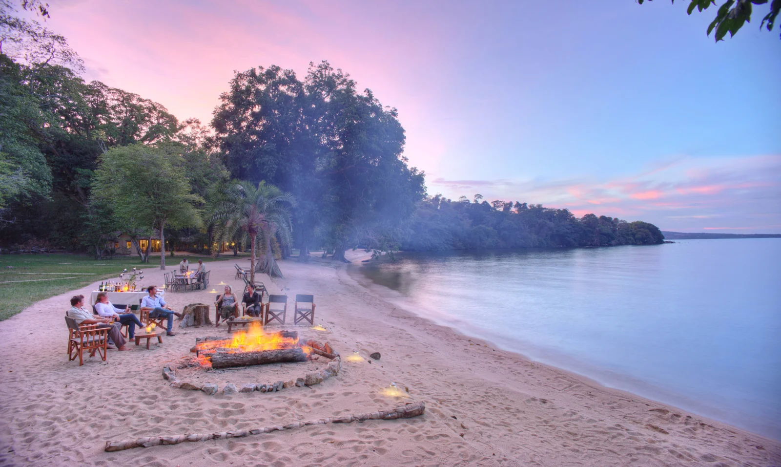 Essbereich von Rubondo Island Camp mit Blick auf das Wasser