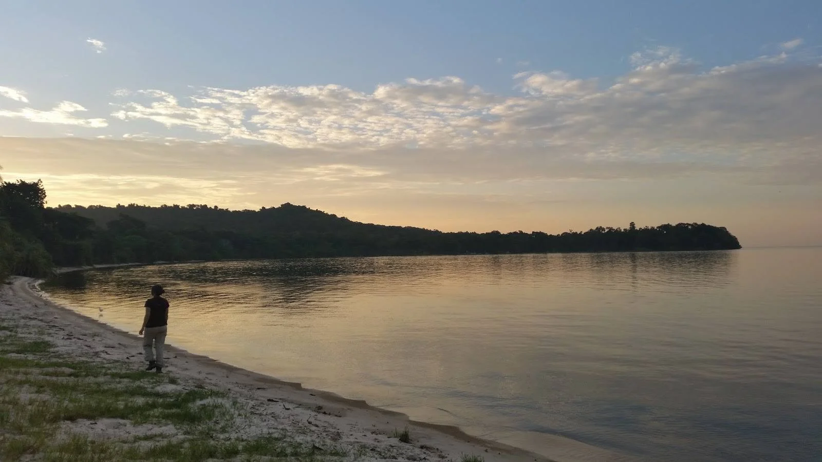 Sonnenaufgang über dem Lake Victoria von Rubondo Island aus, mit goldenem Licht auf dem Wasser