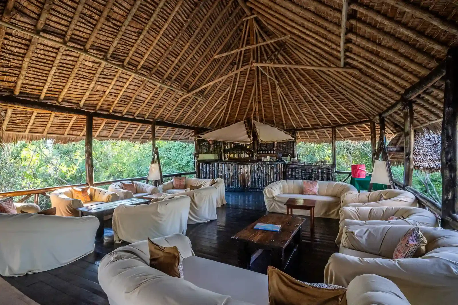 Espace central du Saadani Safari Lodge avec restaurant face à l'océan