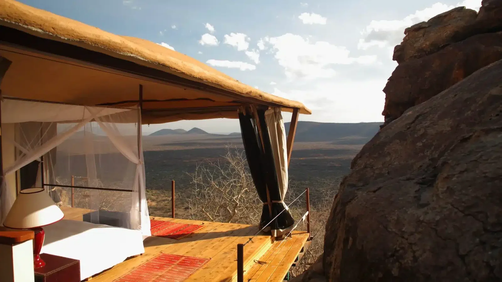 Außenansicht der Klippenvilla von Saruni Samburu, in vulkanischen Fels gehauen, bei Sonnenaufgang