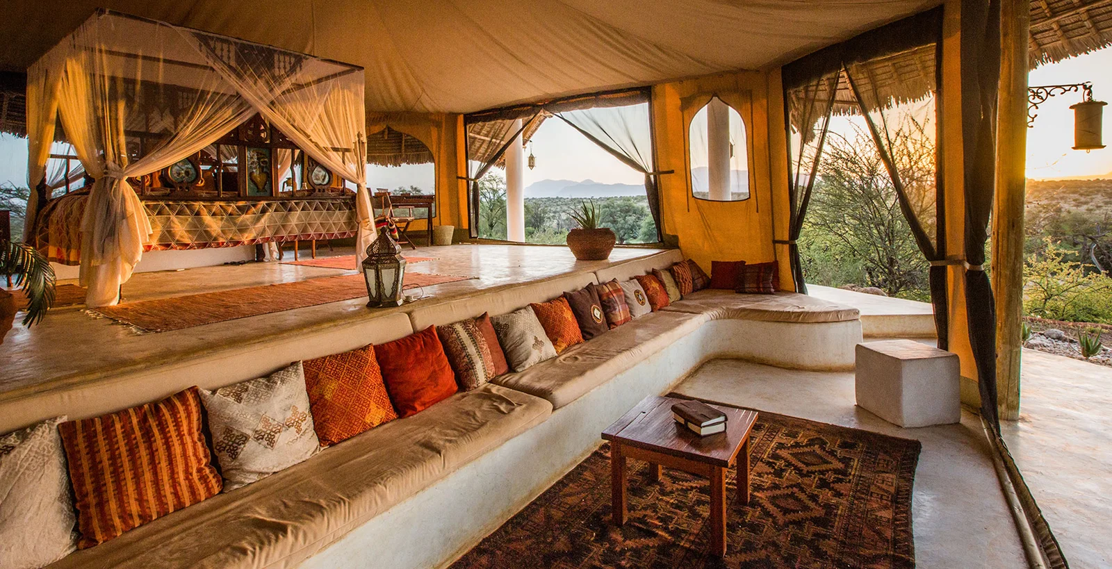 Innenraum einer marokkanisch gestalteten, offenwandigen Suite in Sasaab mit Plunge Pool und Blick auf den Ewaso Ng'iro
