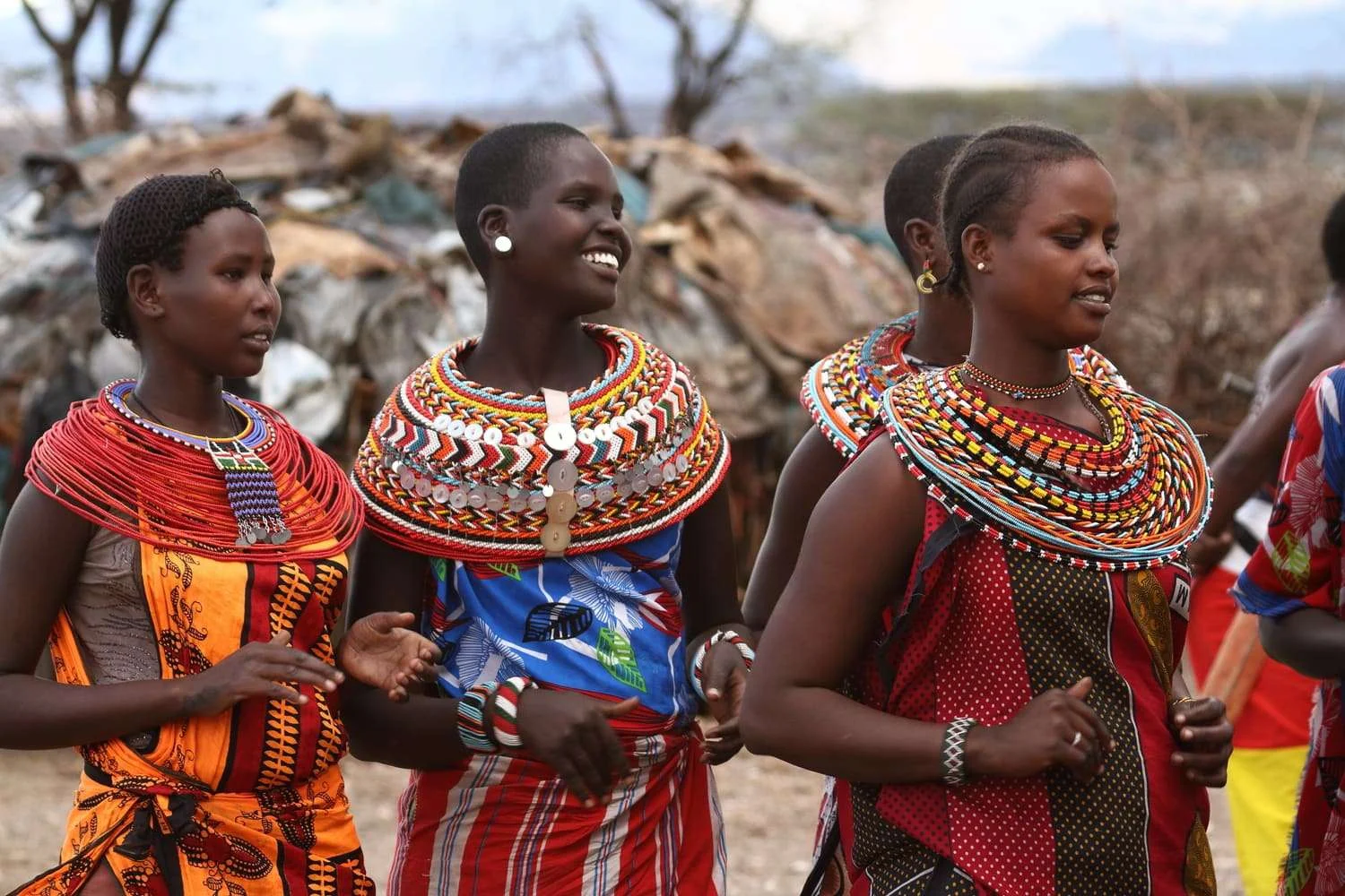 Ein Samburu-Moran in traditioneller Kleidung auf einer Wandersafari mit zwei Gästen in der Kalama Conservancy — die kulturellen und Naturschutz-Dimensionen, die Samburu mehr als die Tierwelt allein von jedem anderen Ort in Ostafrika unterscheiden.