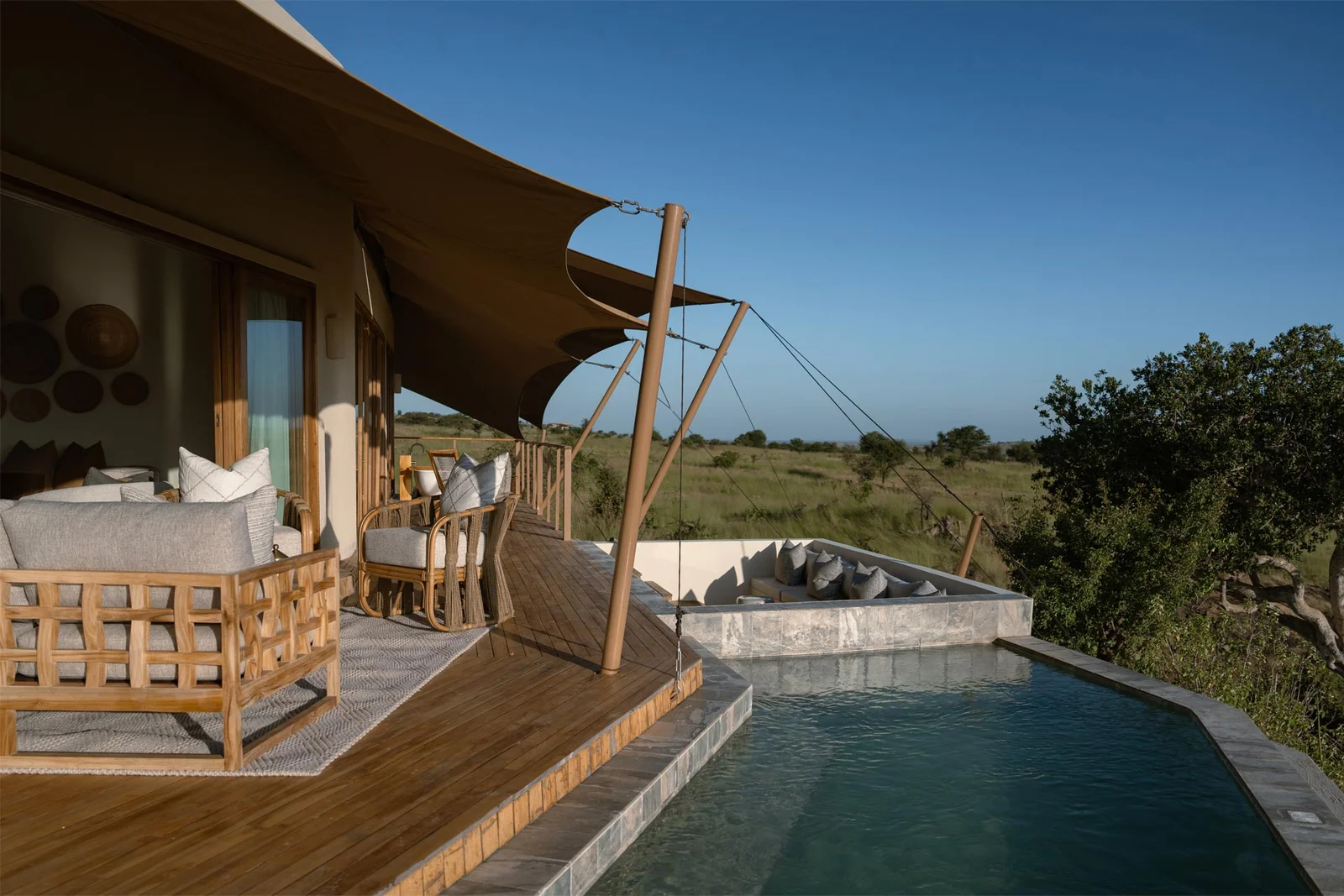Luxuriöses Zeltcamp mit Infinity-Pool mit Blick auf die Ebenen der Serengeti