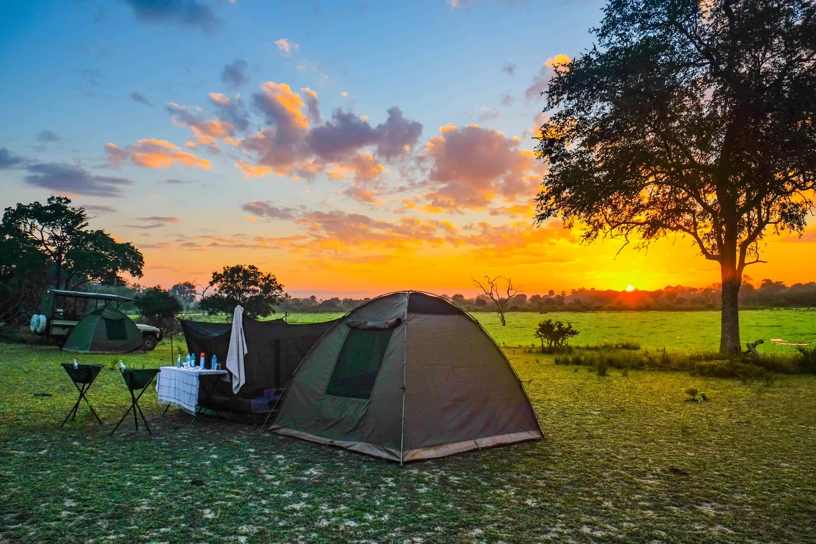 Budget-Zeltcamp bei Sonnenuntergang nahe Seronera