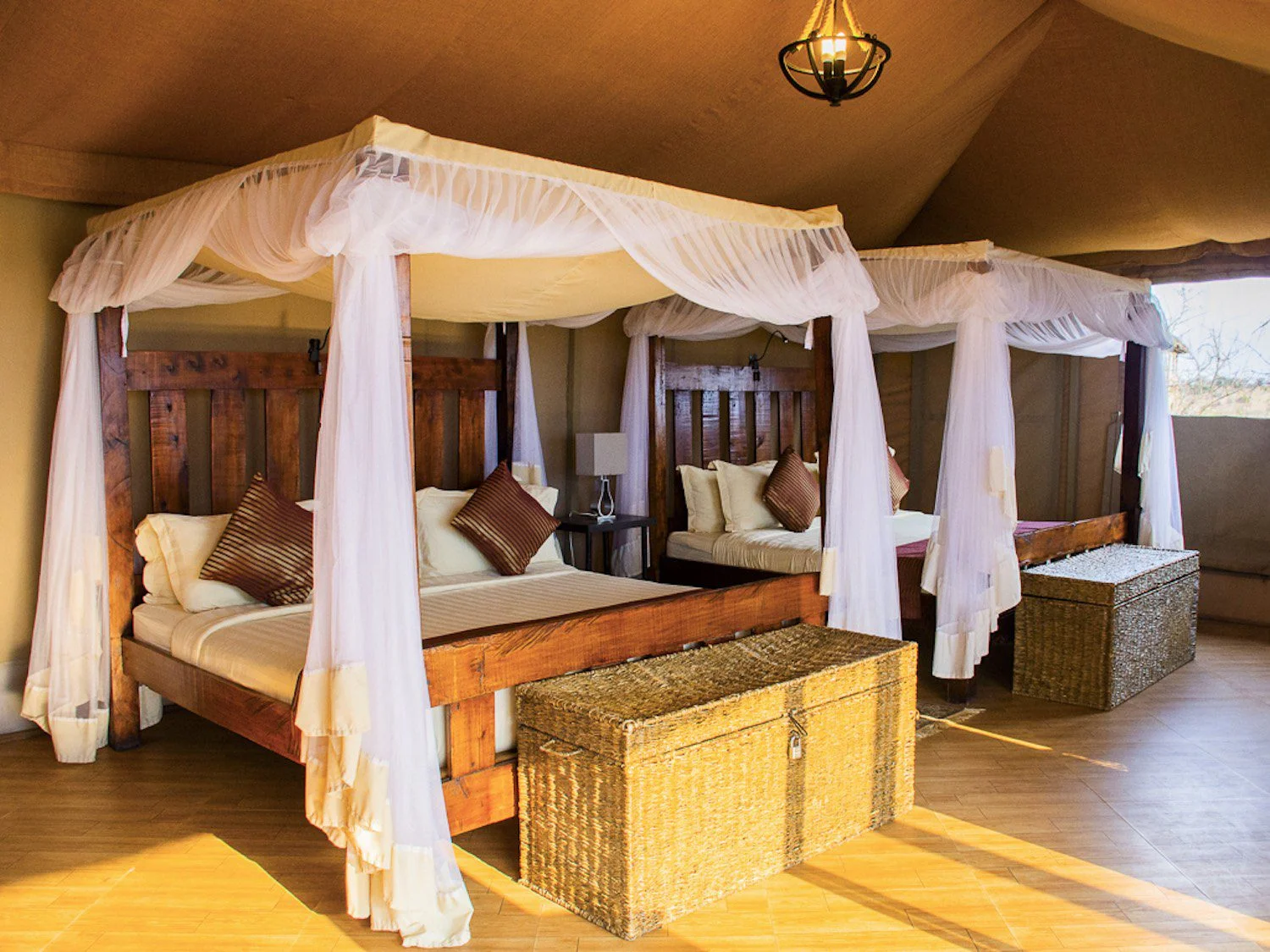 Ultra-Luxus-Lodge-Suite mit Kupferbadewanne und privatem Pool