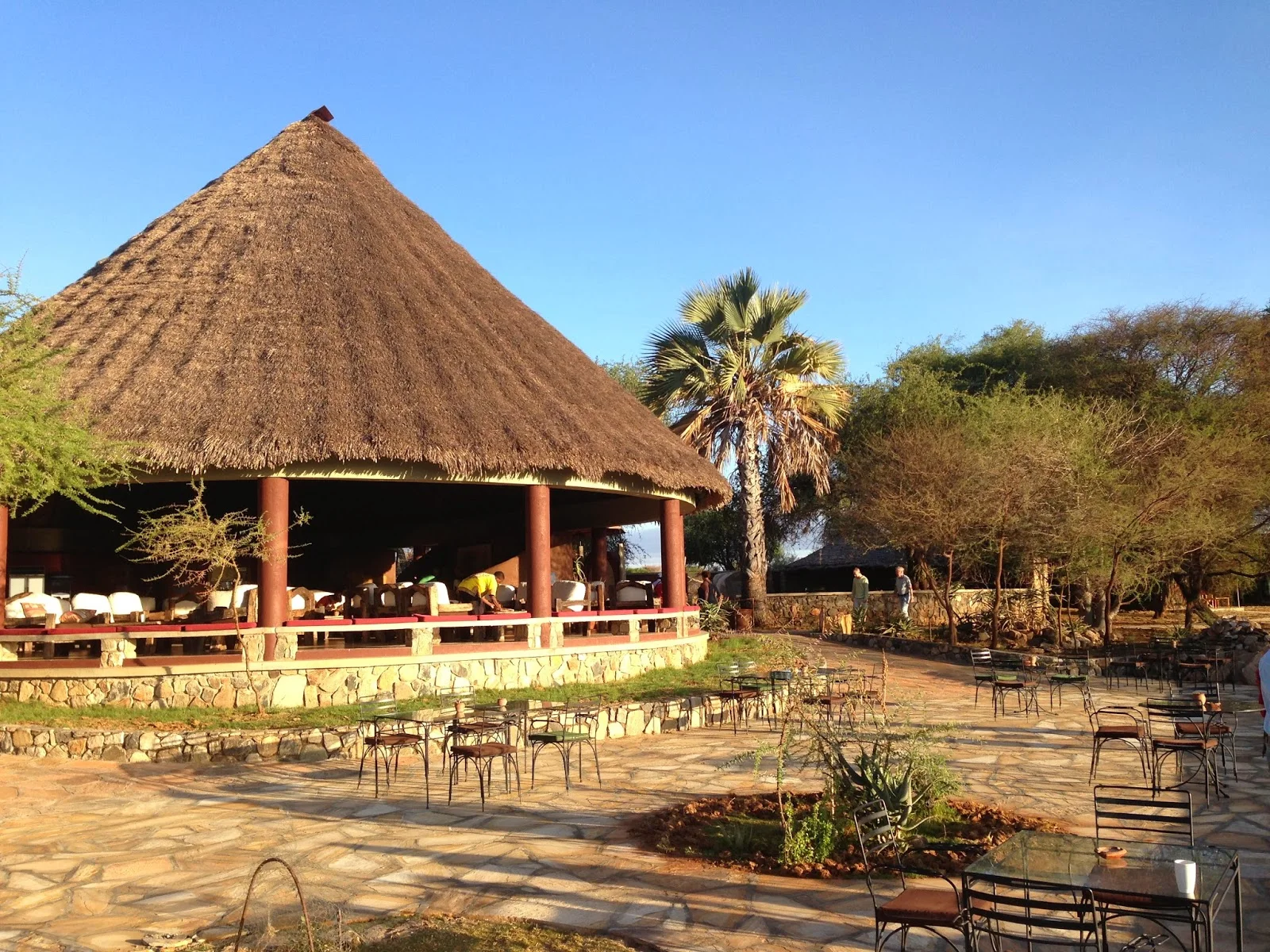 Campamento de safari de lona con vistas al río Tarangire al atardecer