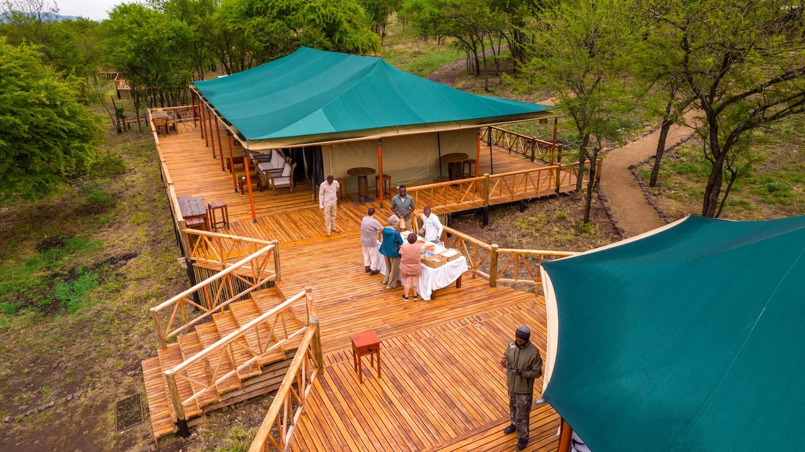 Campamento de lona de gama media, con paredes de lona y zona de comedor al aire libre cerca de Lake Burunge