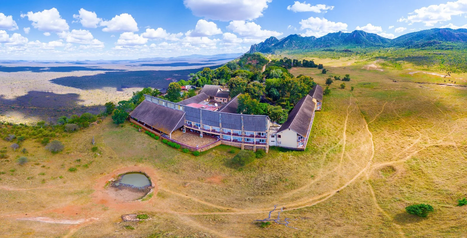 Die Ngulia Safari Lodge, thronend auf dem Ndawe-Escarpment — die erhöhte Lage, die der Lodge ihren dramatischen Ausblick verleiht und dem Vogelberingungsbetrieb im November die passende Flutlicht-Geografie bietet.