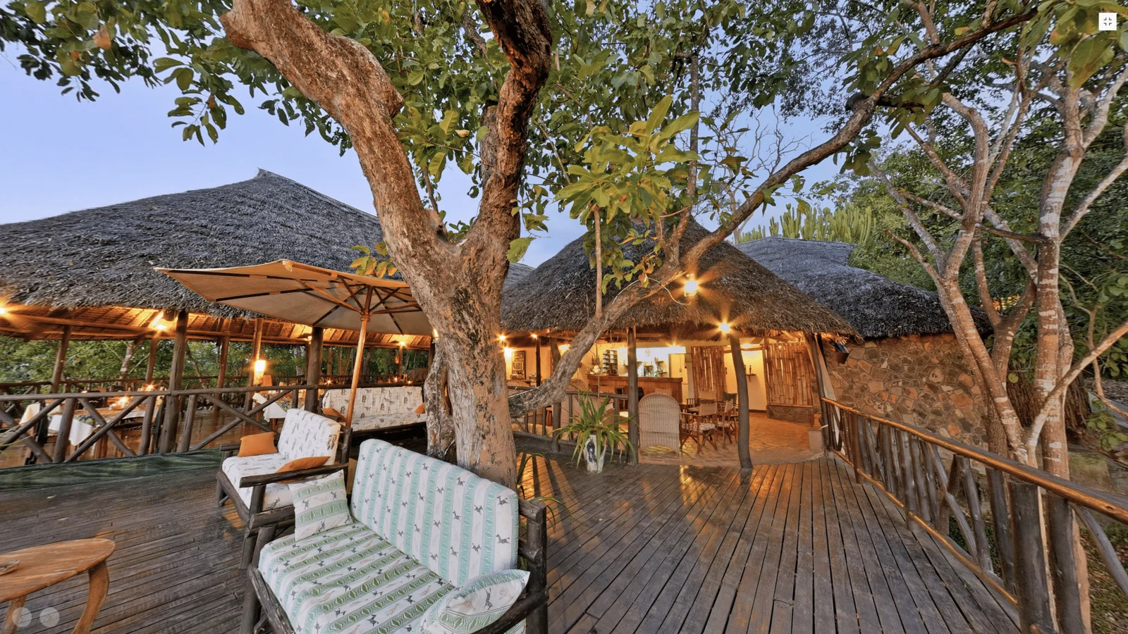 Zeltunterkunft im Udzungwa Forest Tented Camp unter dem Blätterdach des Waldes