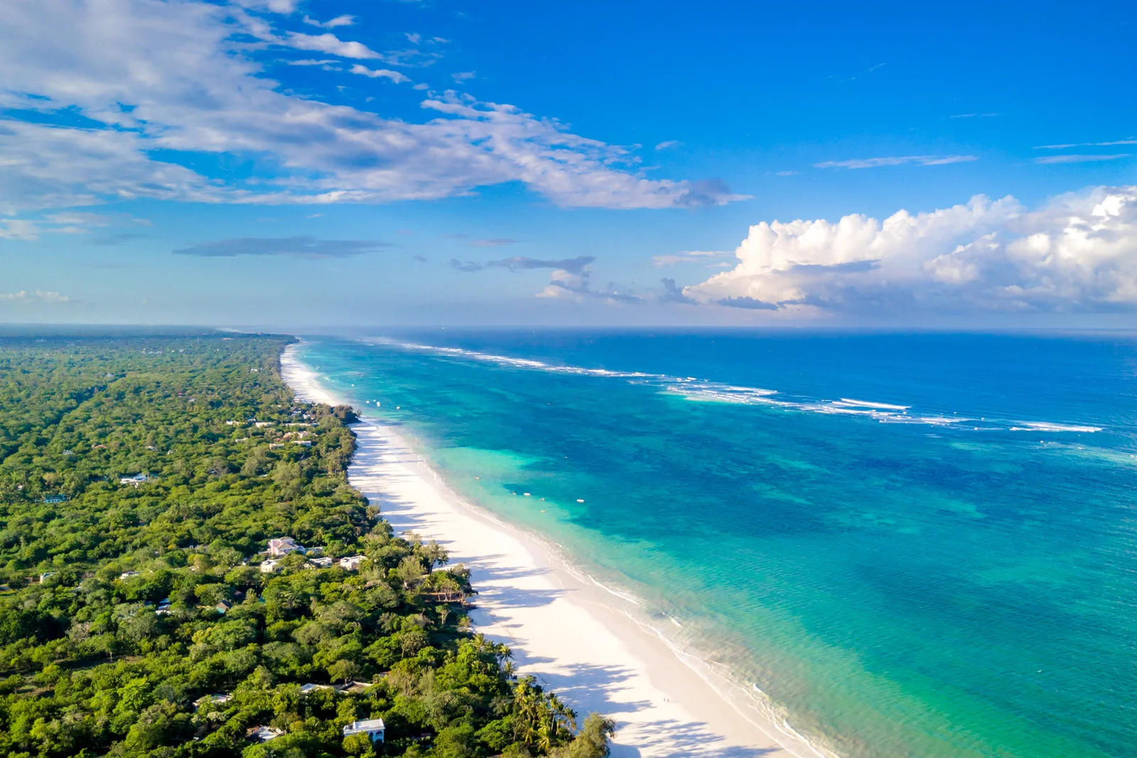 Der zentrale Diani-Beach-Resortstreifen bei Flut, der die 17 Kilometer lange erschlossene Küste mit großen sichtbaren All-inclusive-Resorts zeigt