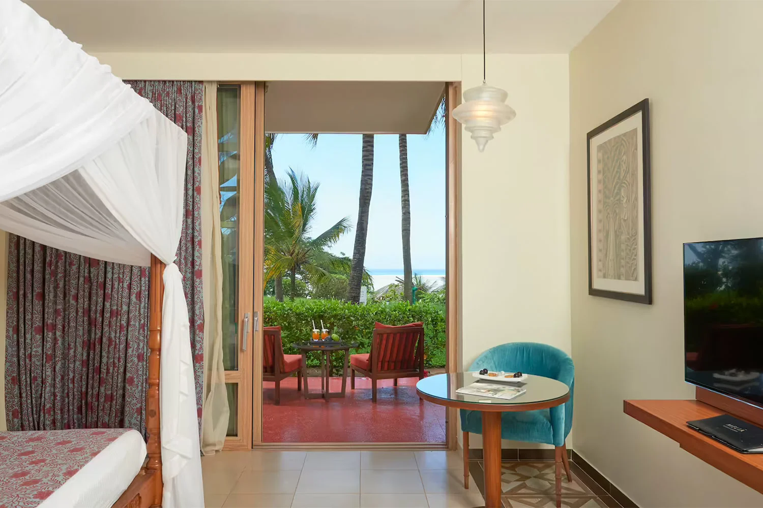 Habitación con vistas al jardín en un hotel de playa de gama media en Zanzibar, con toques de diseño suajili y acceso a la piscina