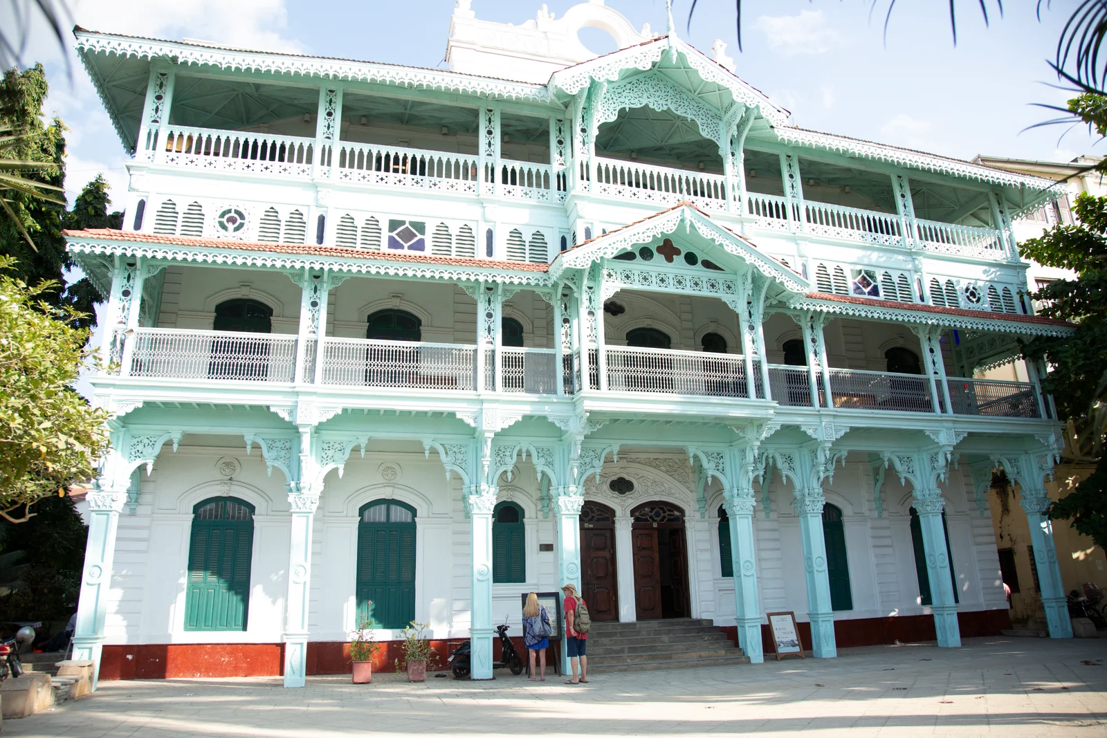 El edificio de la Antigua Farmacia (Old Dispensary) en el paseo marítimo de Stone Town, con sus ornamentados balcones de estilo indio y su herrería decorativa