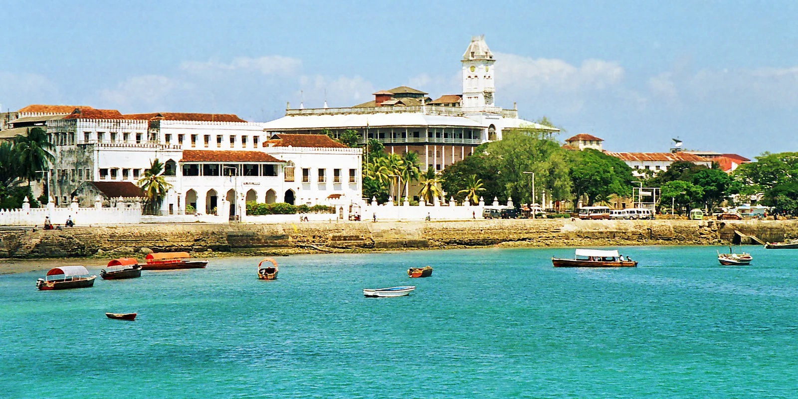 Paseo marítimo de Stone Town bajo un cielo azul despejado durante la temporada seca