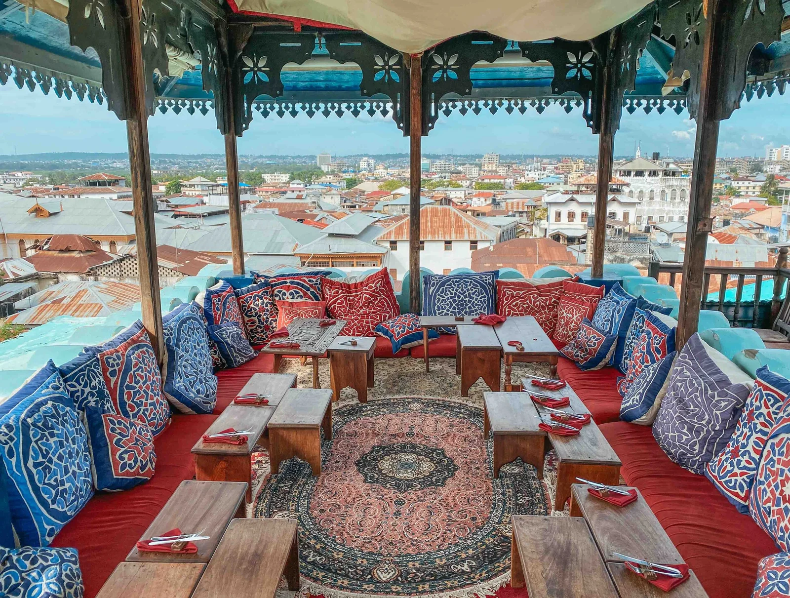 Terraza en la azotea de Emerson Spice con vistas a Stone Town al atardecer