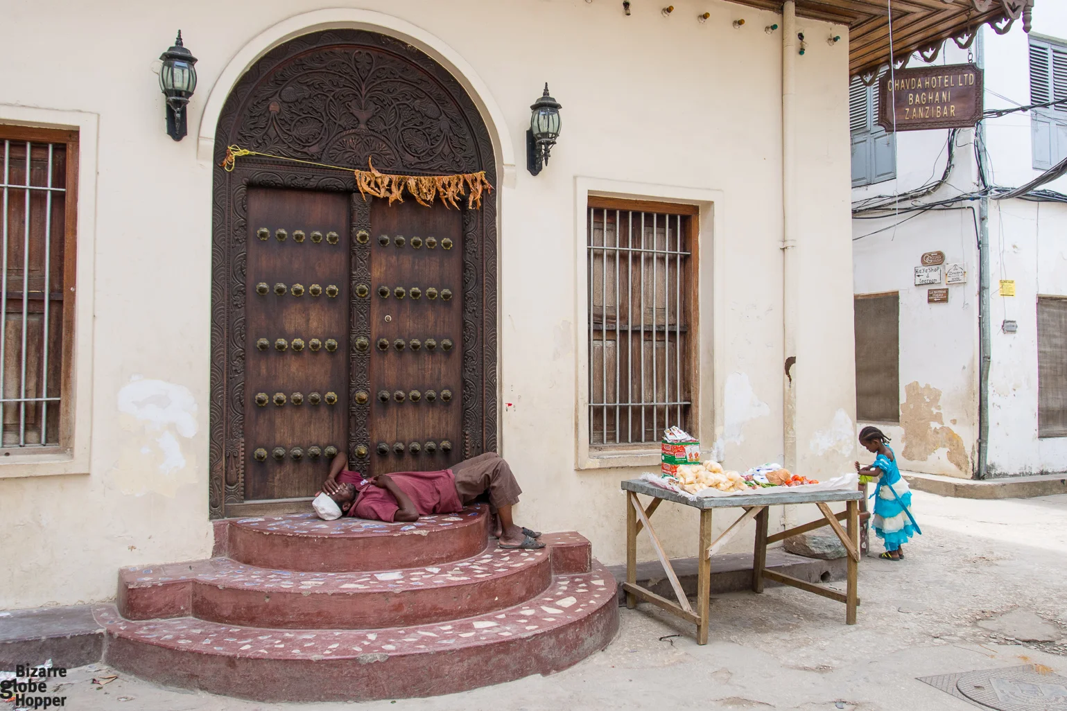 Entrada restaurada con puerta tallada zanzibarí de un hotel boutique en el barrio de Shangani