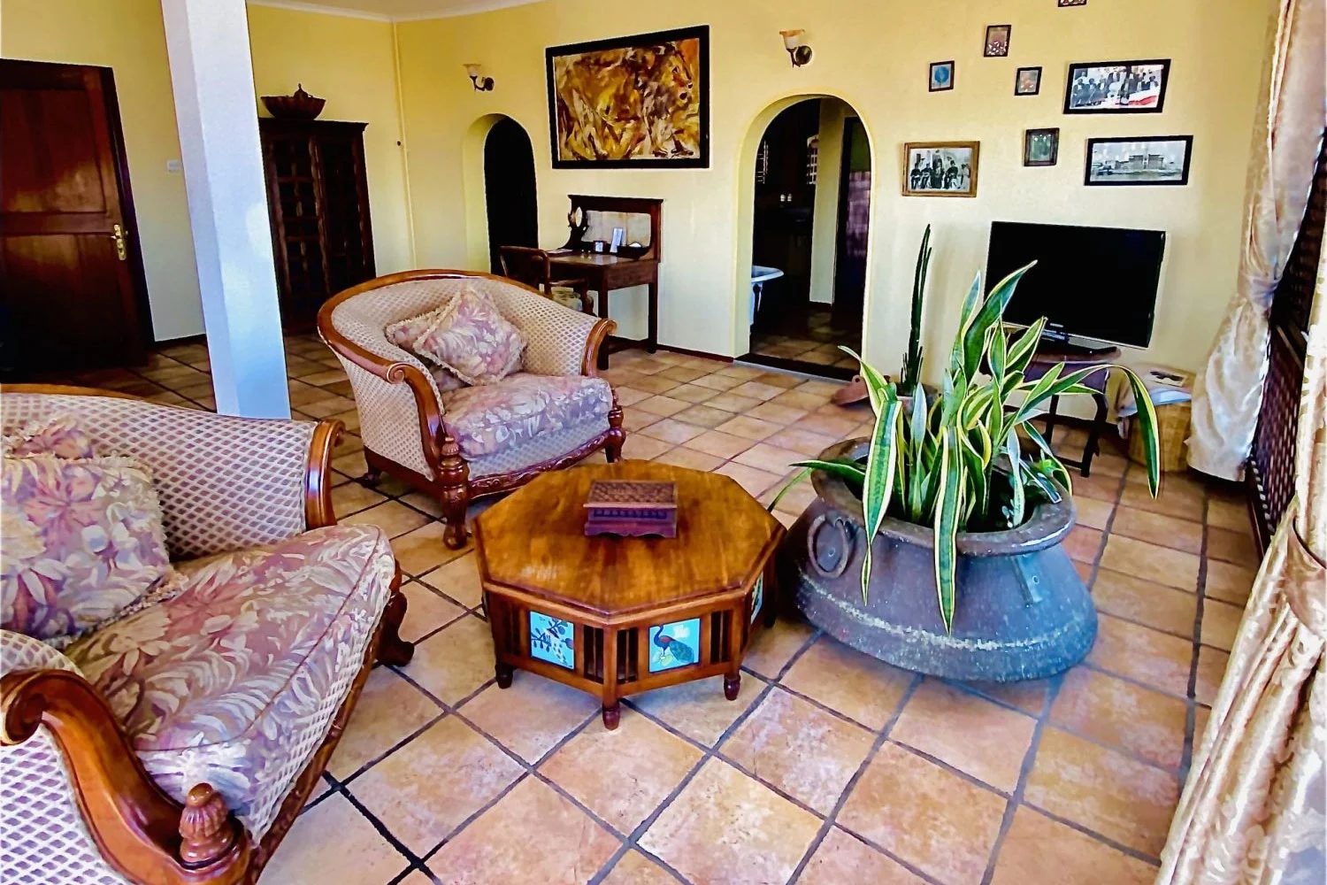 Suite de lujo en un hotel patrimonial de Stone Town con mobiliario antiguo de época y balcón con vistas al océano