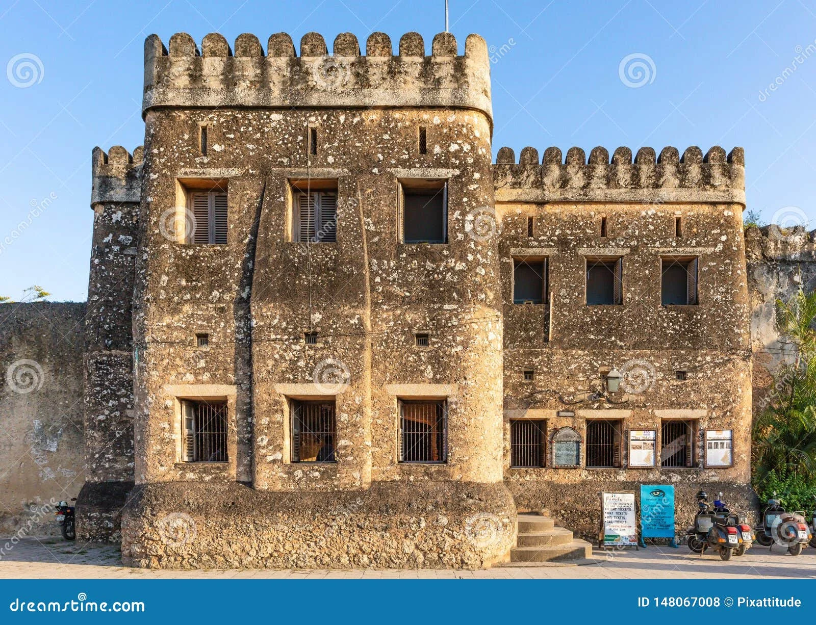 Los gruesos muros de piedra coralina y las torres circulares del Fuerte Viejo en Ngome Kongwe