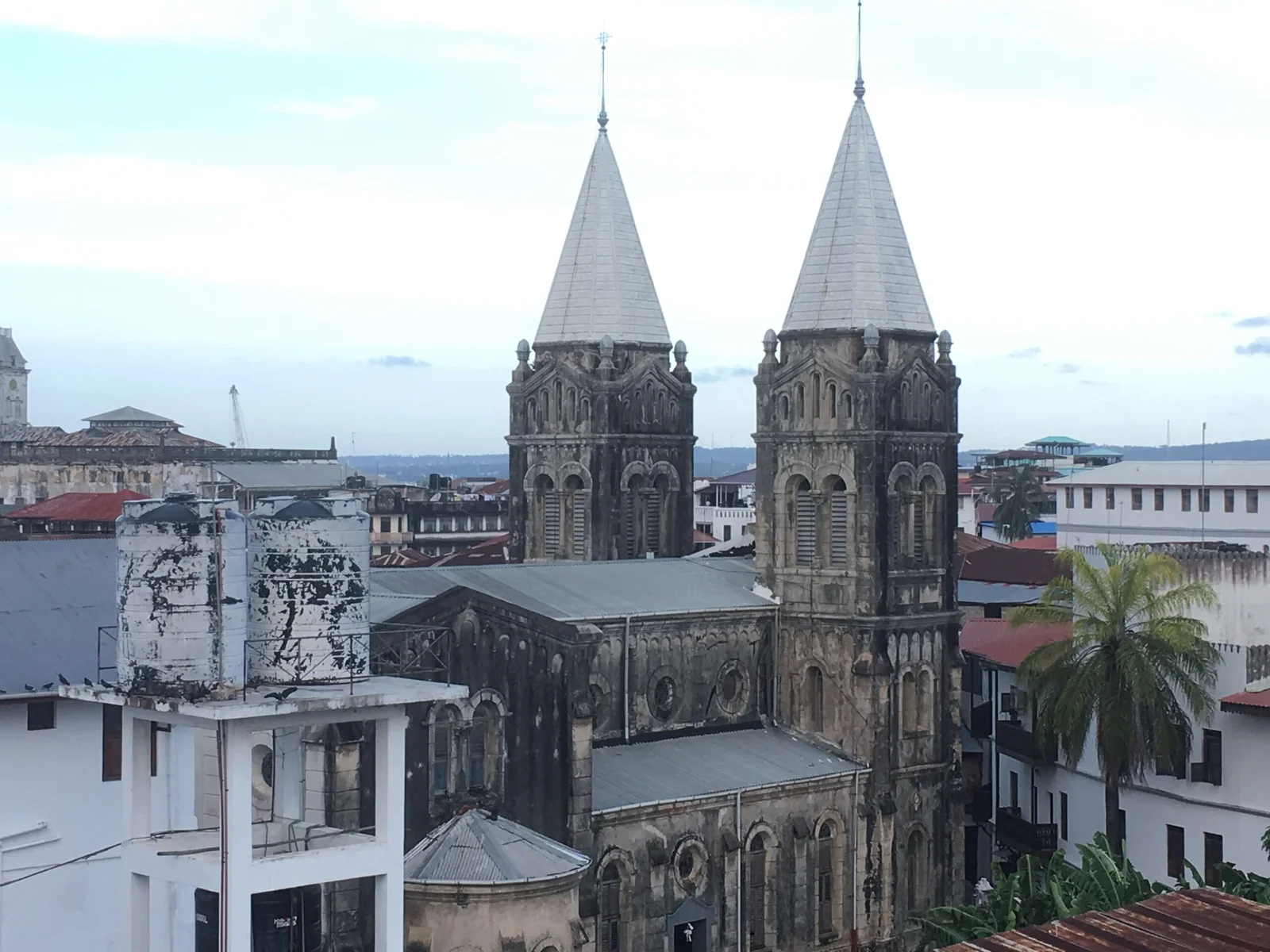 La aguja de la Catedral Anglicana elevándose sobre los tejados de Stone Town